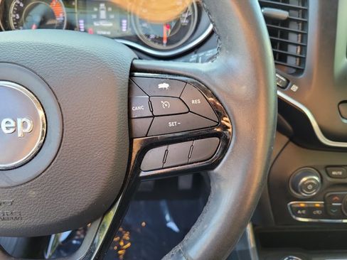 Used 2019 Jeep Cherokee Latitude Plus AWD/4WD image 24