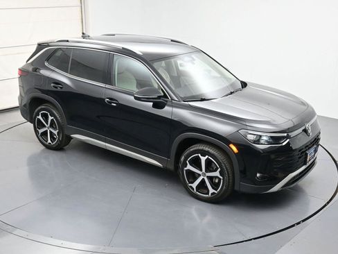 Used 2025 Volkswagen Tiguan SE AWD/4WD image 36