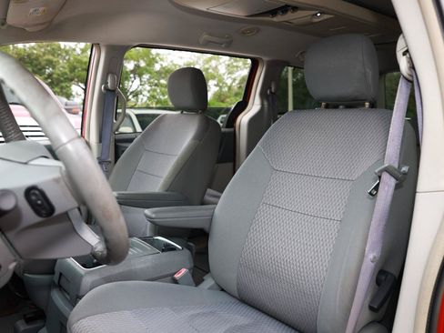 Used 2008 Chrysler Town & Country Touring w/ Entertainment Group #2 FWD image 6