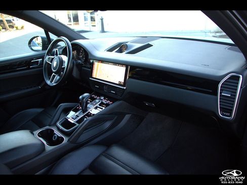 Used 2020 Porsche Cayenne E-Hybrid w/ Premium Plus Package image 30