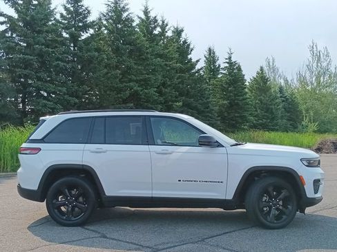 Used 2023 Jeep Grand Cherokee Altitude AWD/4WD image 21