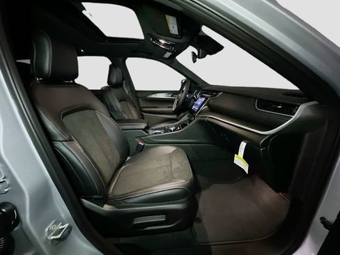 New 2025 Jeep Grand Cherokee Altitude AWD/4WD image 32
