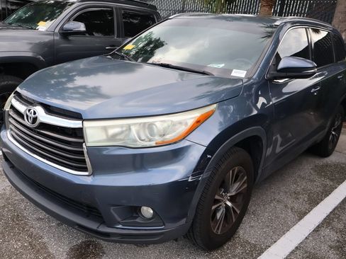 Used 2016 Toyota Highlander XLE FWD image 2