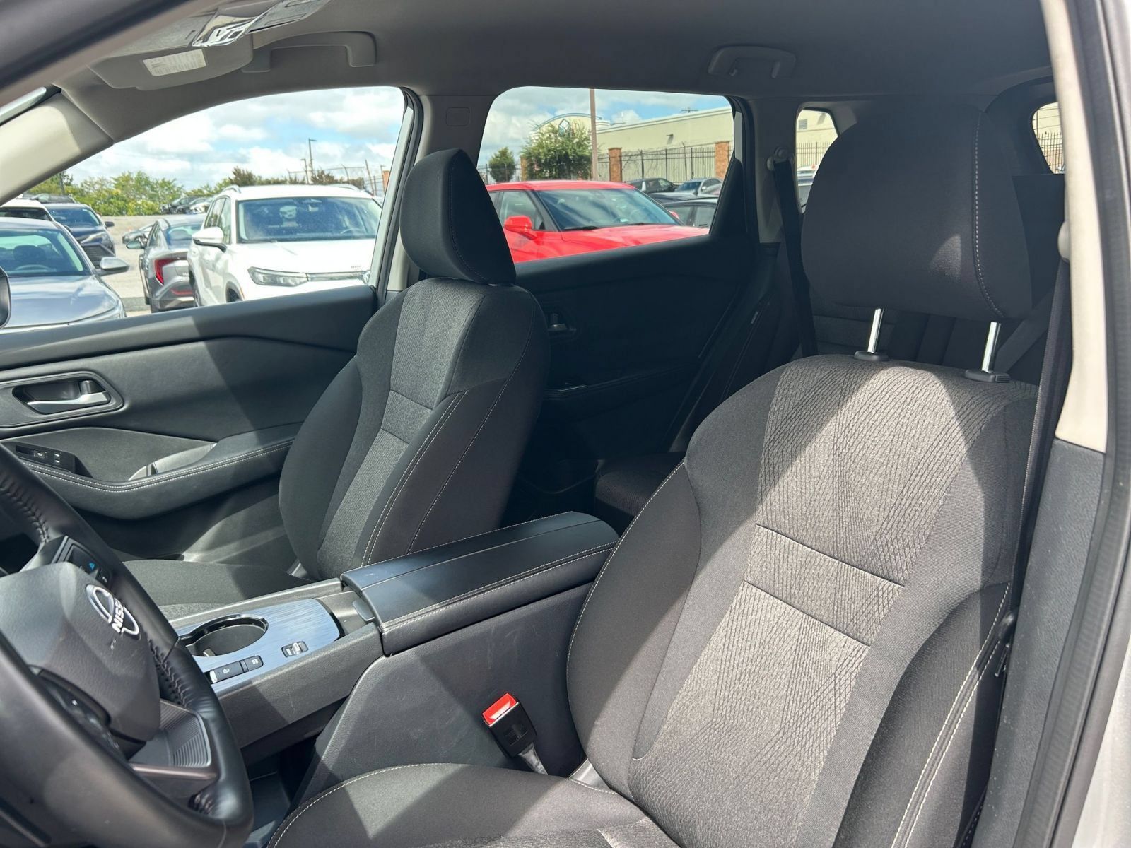Used 2025 Nissan Rogue SV FWD image 31