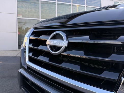 Used 2024 Nissan Armada SL w/ Captain's Chairs Package image 8