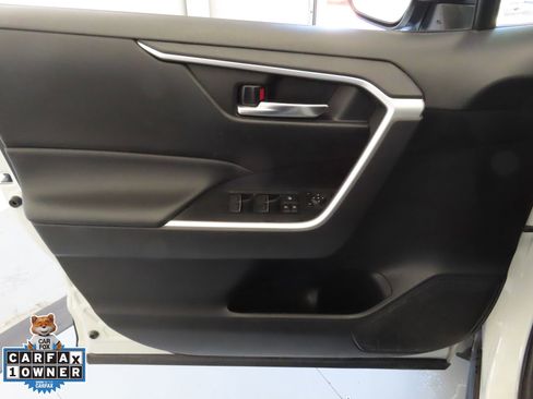 Used 2022 Toyota RAV4 XLE Premium image 11