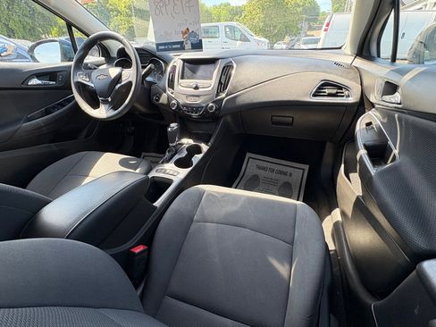 Used 2019 Chevrolet Cruze LT w/ Convenience Package FWD image 17