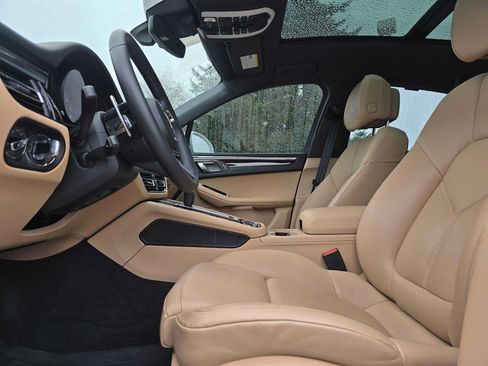 Used 2025 Porsche Macan AWD/4WD image 20