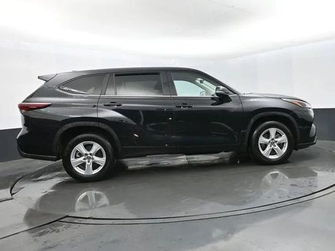 Used 2025 Toyota Highlander LE FWD image 4