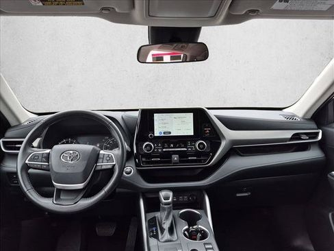 Used 2025 Toyota Highlander LE FWD image 17