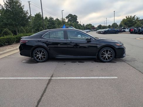 Used 2024 Toyota Camry SE FWD image 3