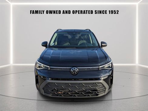 Certified 2025 Volkswagen Taos SE image 7