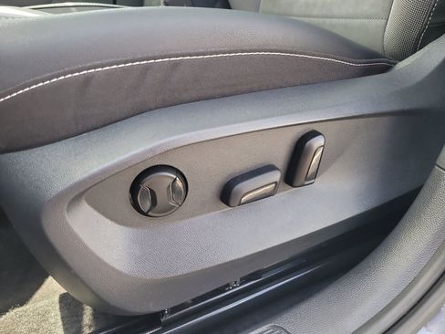 Used 2024 Volkswagen Taos SE image 16