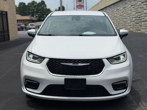 Used 2023 Chrysler Pacifica Touring-L FWD image 4