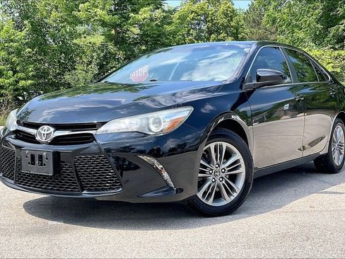 Used 2017 Toyota Camry SE w/ Moonroof Package FWD image 2