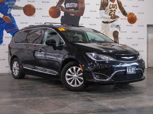 Used 2019 Chrysler Pacifica Touring-L image 2