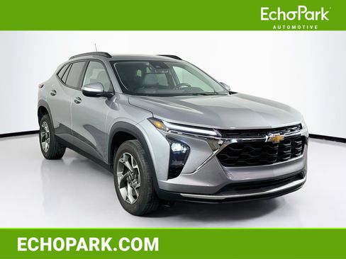 Used 2025 Chevrolet Trax LT w/ LT Convenience Package FWD image 1