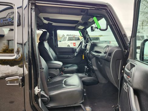 Used 2017 Jeep Wrangler Unlimited Sahara image 39