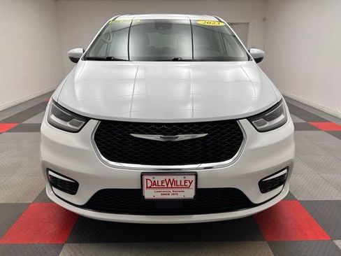 Used 2023 Chrysler Pacifica Touring-L FWD image 2