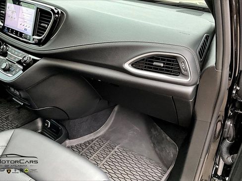 Used 2025 Chrysler Pacifica Select image 15