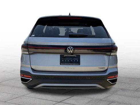Used 2025 Volkswagen Taos SE w/ Panoramic Sunroof Package image 5