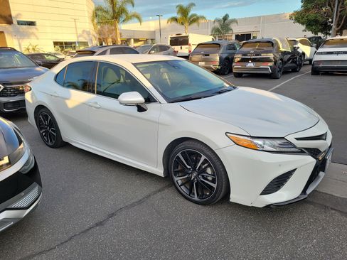 Used 2018 Toyota Camry XSE image 3
