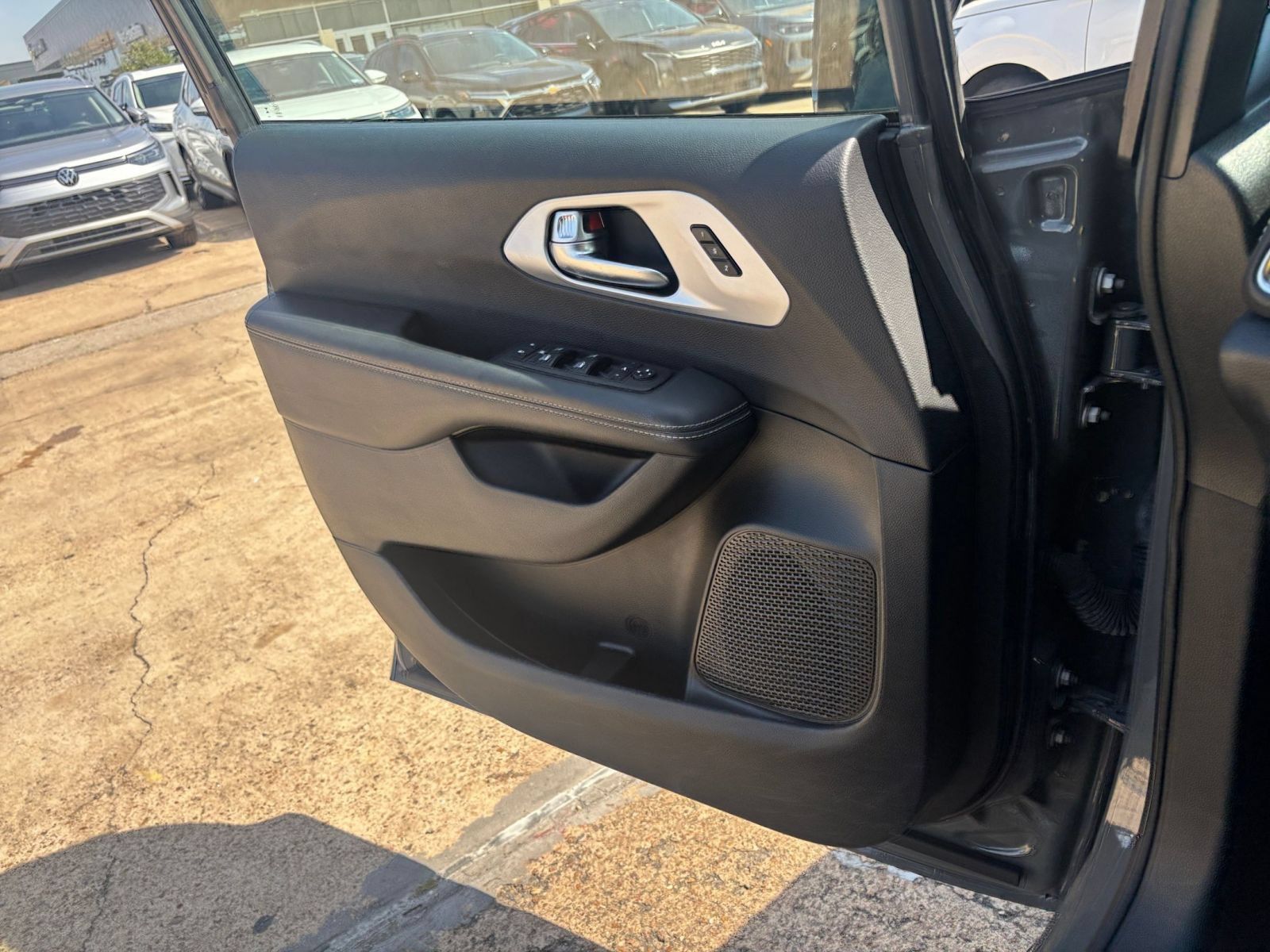 Used 2025 Chrysler Pacifica Limited FWD image 18