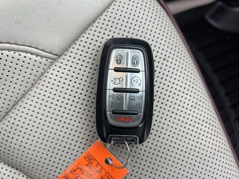 Used 2020 Chrysler Pacifica Limited image 20