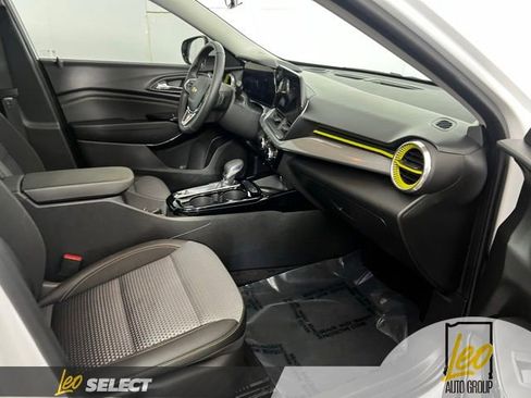 Used 2024 Chevrolet Trax LT w/ Sunroof Package FWD image 18