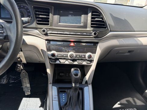 Used 2020 Hyundai Elantra SE FWD image 25