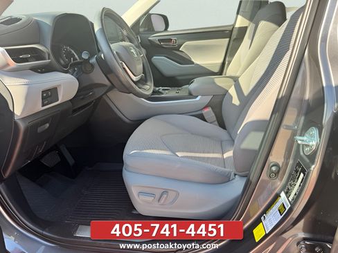 Used 2023 Toyota Highlander LE FWD image 16
