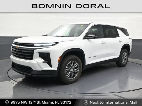 Used 2024 Chevrolet Traverse LS FWD image 1