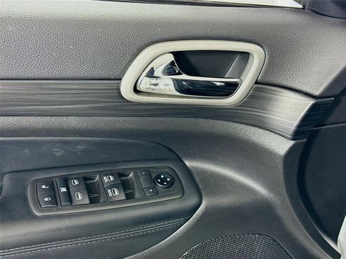 Used 2021 Jeep Grand Cherokee Laredo X image 12