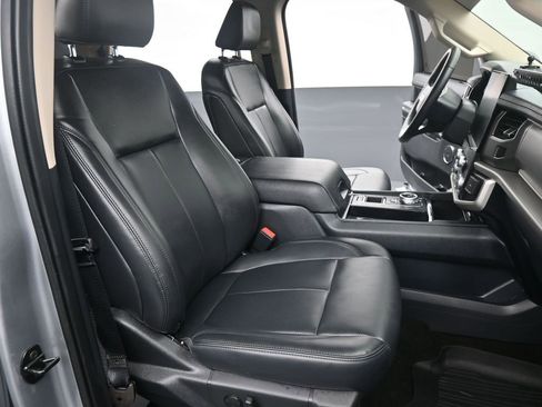 Certified 2023 Ford Expedition XLT image 3