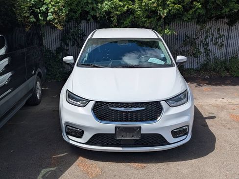 Used 2023 Chrysler Pacifica Touring-L FWD image 6