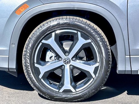 New 2025 Volkswagen Tiguan SE image 24