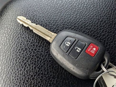 Used 2013 Toyota RAV4 LE image 27