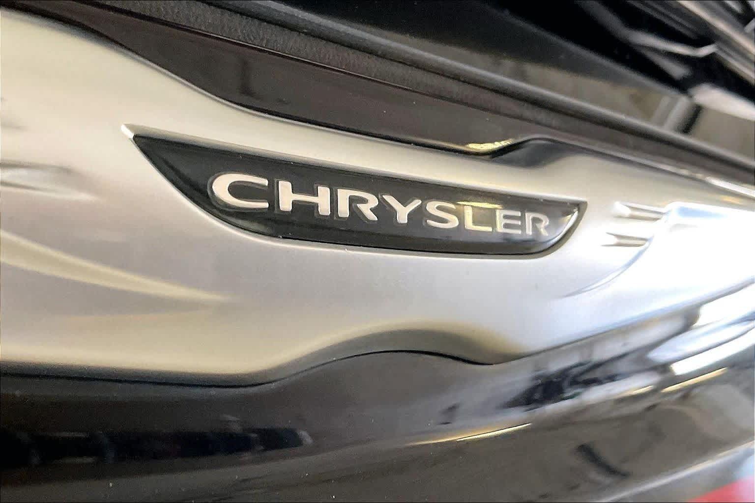 Used 2024 Chrysler Pacifica Touring-L FWD image 30