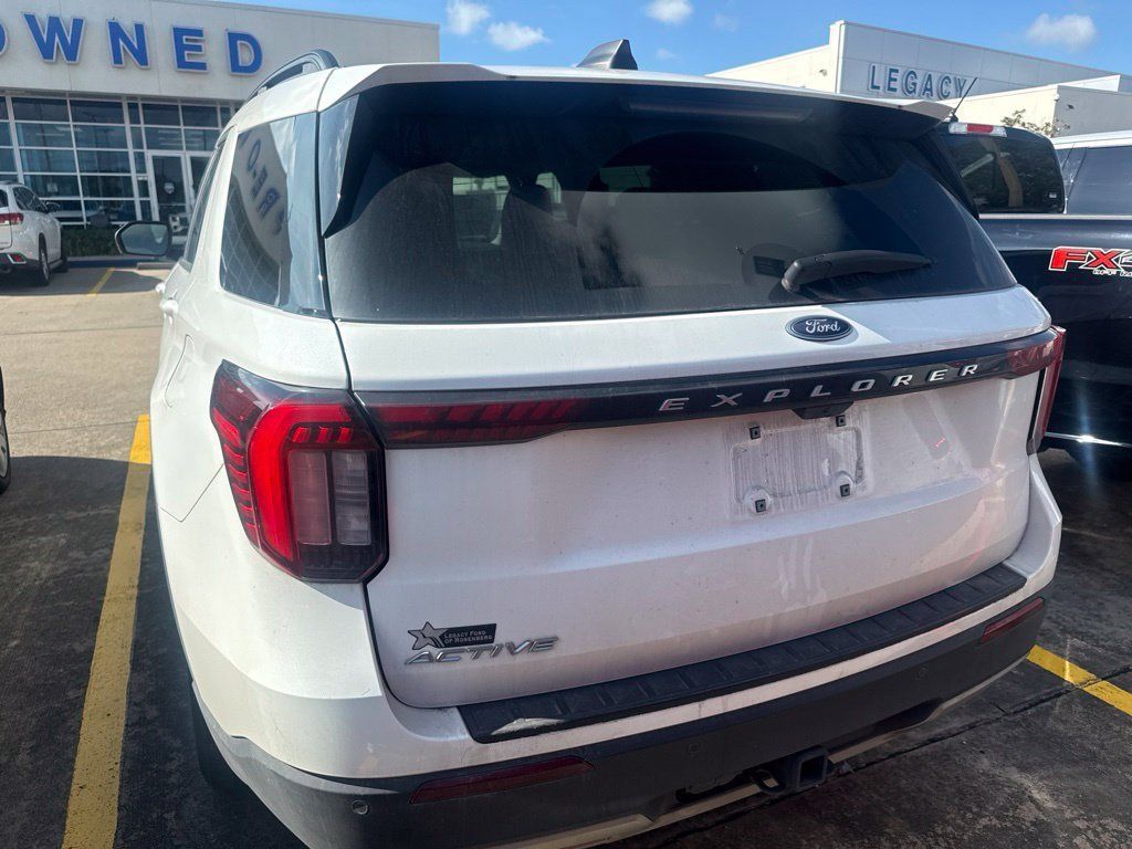 Used 2025 Ford Explorer Active w/ Active Comfort Package RWD image 4