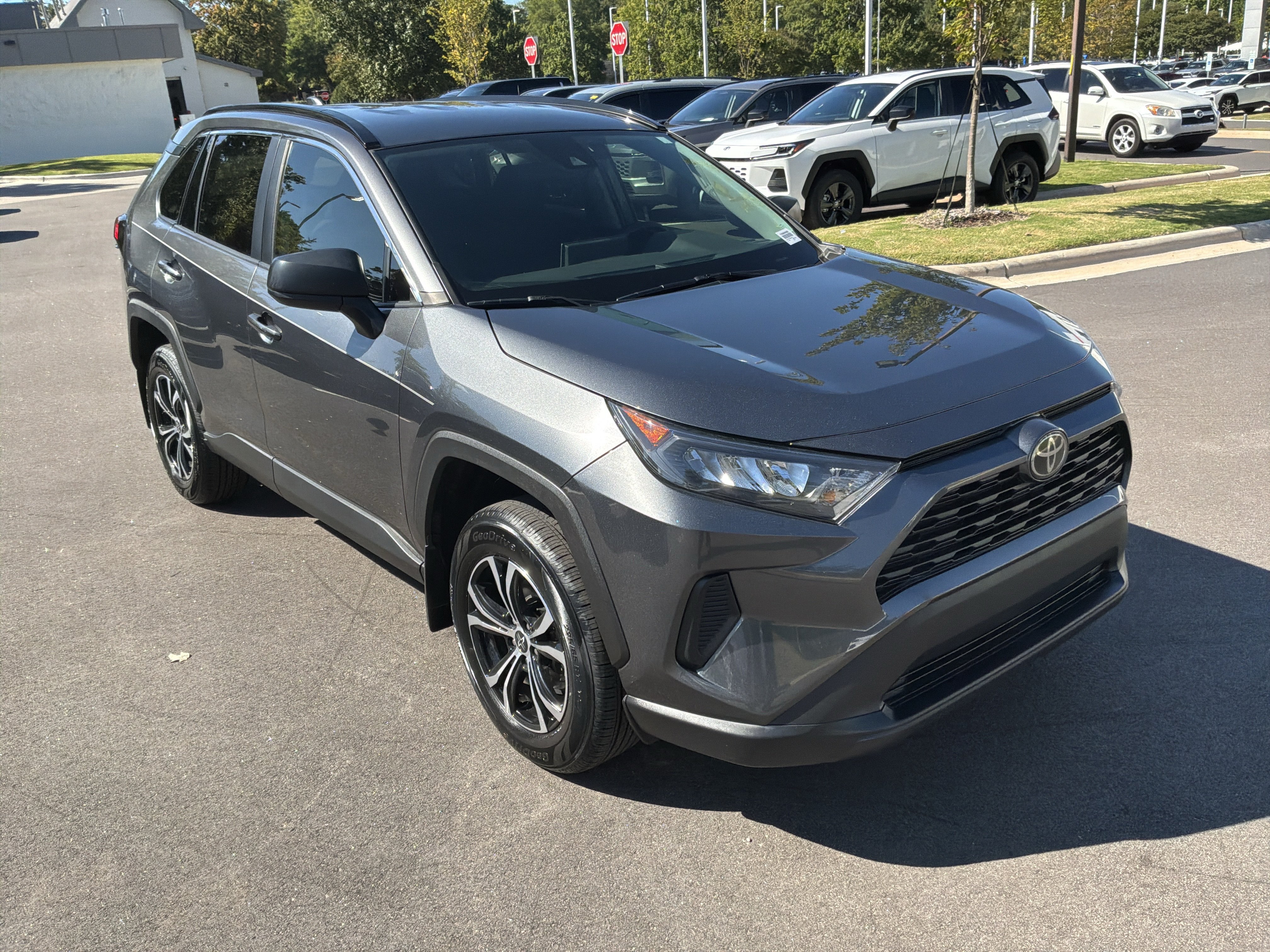 Used 2021 Toyota RAV4 LE AWD/4WD image 2
