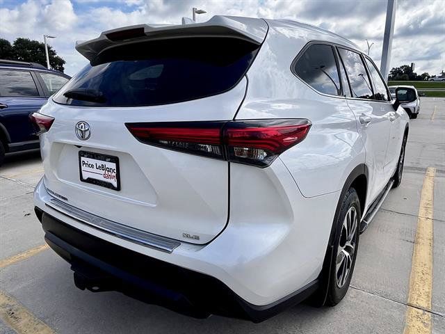 Used 2021 Toyota Highlander XLE FWD image 3