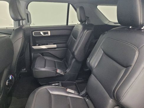 Used 2021 Ford Explorer XLT w/ Equipment Group 202A AWD/4WD image 18