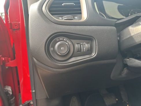 Used 2017 Jeep Renegade Latitude w/ Popular Equipment Group image 14