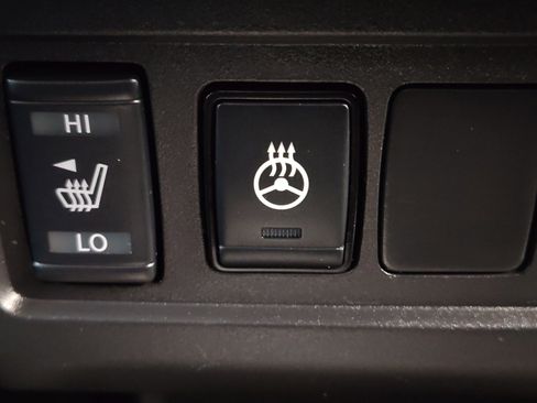 Used 2024 Nissan Frontier SV image 25