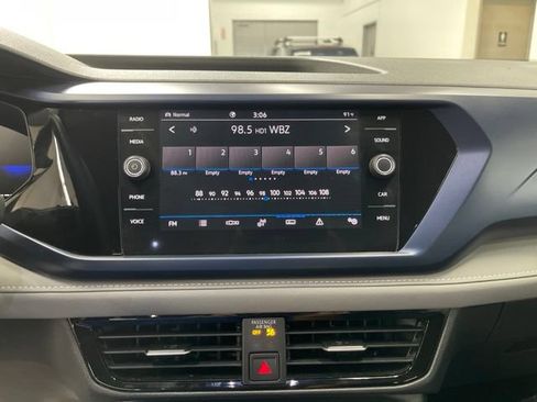 Used 2024 Volkswagen Taos SE w/ Panoramic Sunroof Package AWD/4WD image 27