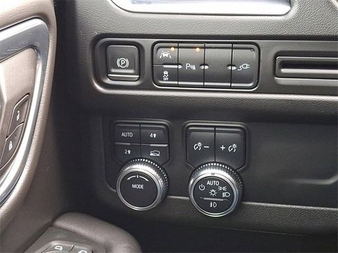 Used 2021 GMC Yukon XL SLT w/ Rear Media and Nav Package image 24