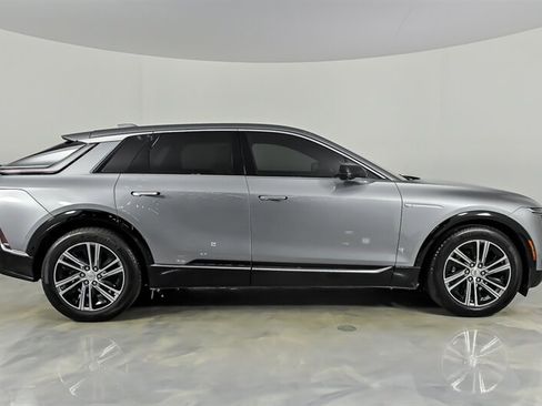 Used 2024 Cadillac Lyriq Luxury AWD/4WD image 11