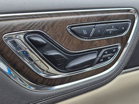 Used 2019 Lincoln Continental Reserve image 14
