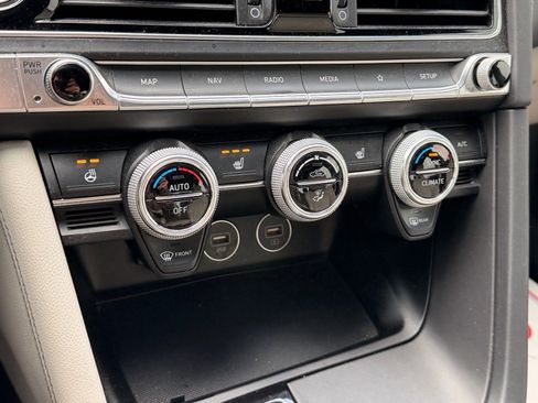 Used 2023 Genesis G70 2.0T image 19