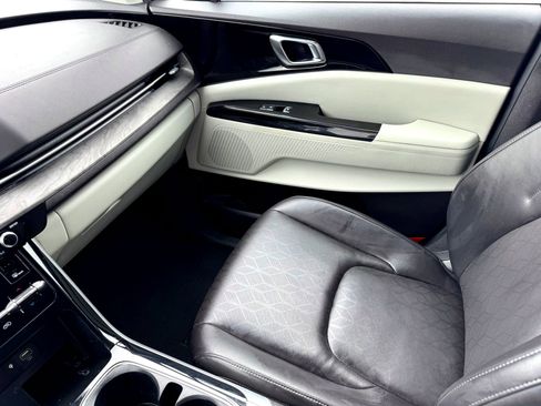 Used 2024 Kia Carnival EX image 31